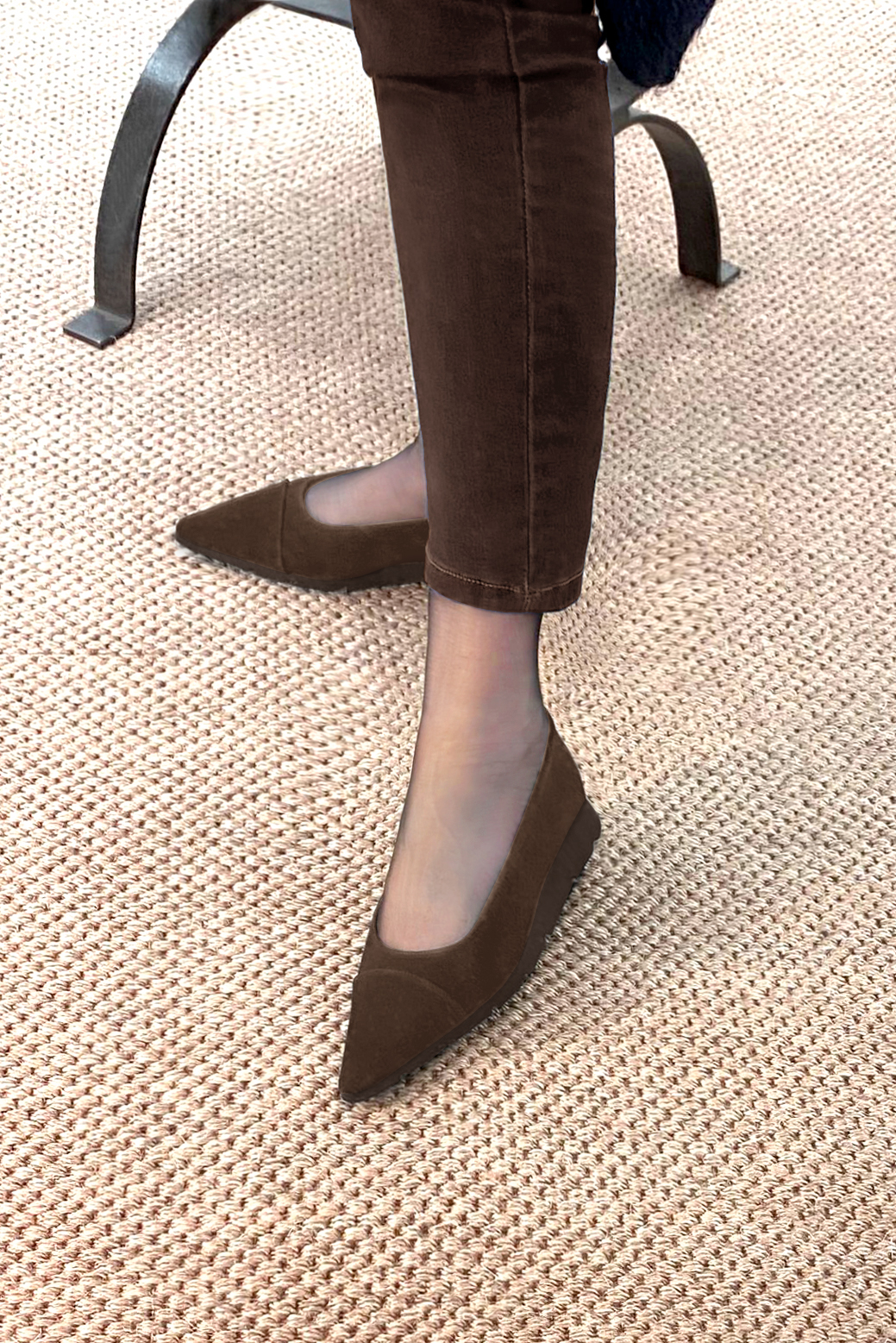 Dark brown women's ballet pumps, with wedge soles. Pointed toe. Flat rubber soles. Worn view - Florence KOOIJMAN
